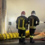 Favara, incendio in un magazzino si estende: distrutta un auto e parte della palazzina