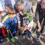 “Chi ama educa”. A Raffadali gli alunni dell’infanzia del Collegio di Maria piantano una talea dell’albero Falcone