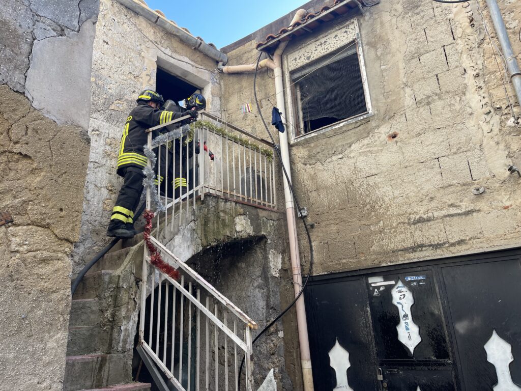 Incendio in via San Calogero a Favara: vigili del fuoco in azione, nessun ferito